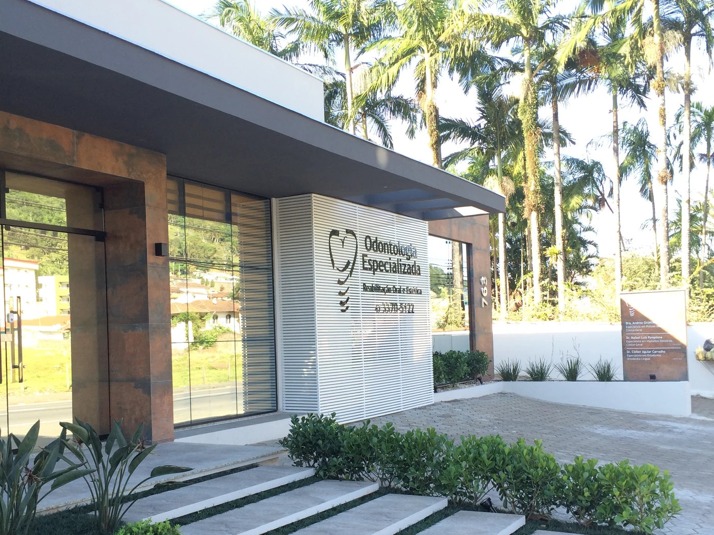 Fachada do consultório do Dr. Rafael Pamplona na Ilha da Figueira, Jaraguá do Sul
